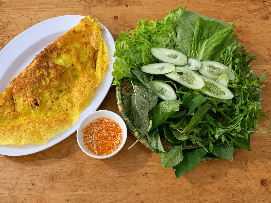 Mâm bánh xèo gập đôi ăn kèm rau sống