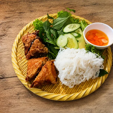 Đĩa nem cua bể vuông, vỏ chiên vàng, cắt miếng vừa gắp