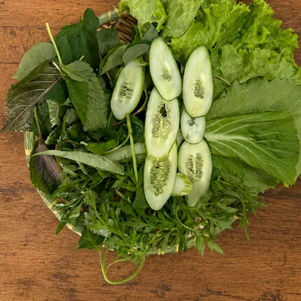 Rổ rau sống ăn kèm bánh xèo